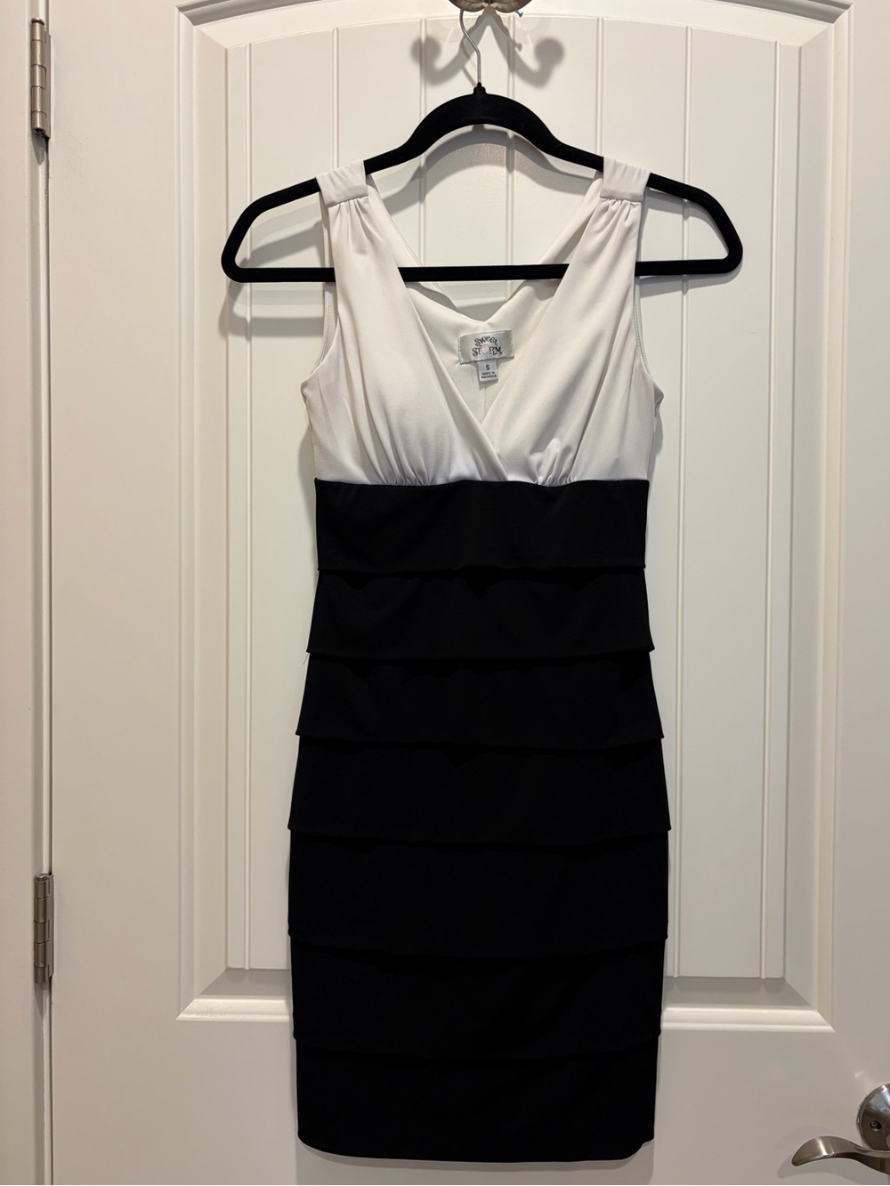 Slimming and flattering semi-formal cocktail sheath Dress (size S)